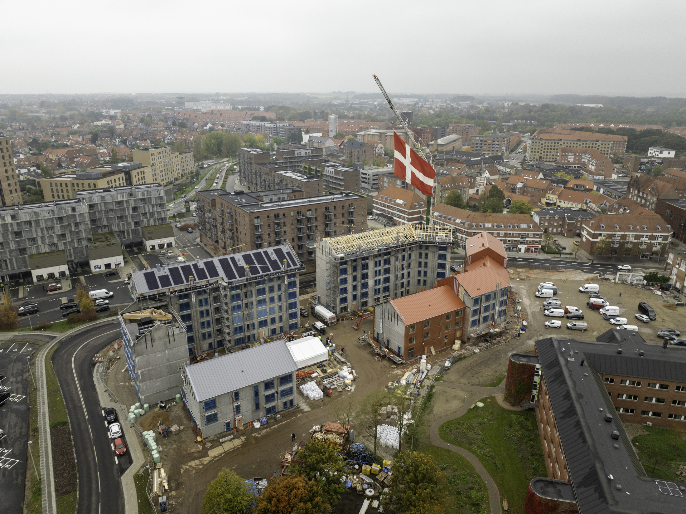 Krans over Rådhustorvet: Holmsø Horsens har holdt rejsegilde
